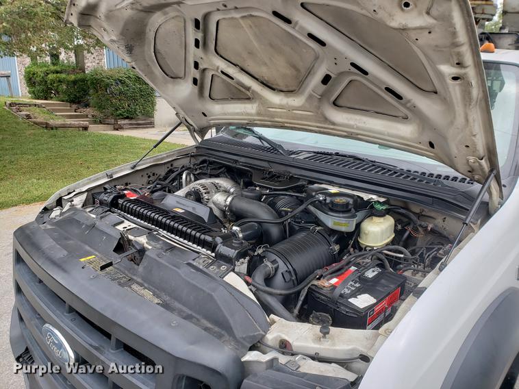 image for item DF2441 2006 Ford F550 Super Duty bucket truck