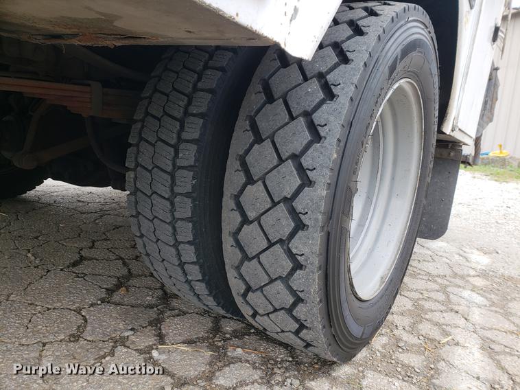 image for item DF2441 2006 Ford F550 Super Duty bucket truck