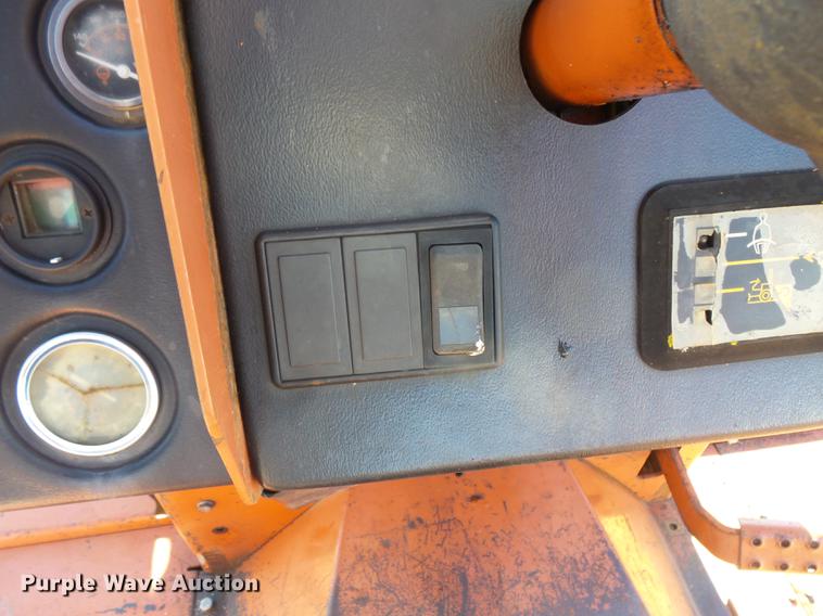 image for item DX9519 1996 Ditch Witch 8020T vibratory cable plow