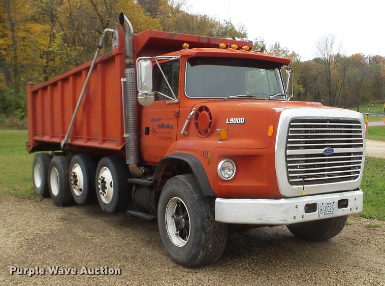image for item DX9523 1992 Ford L9000 dump truck