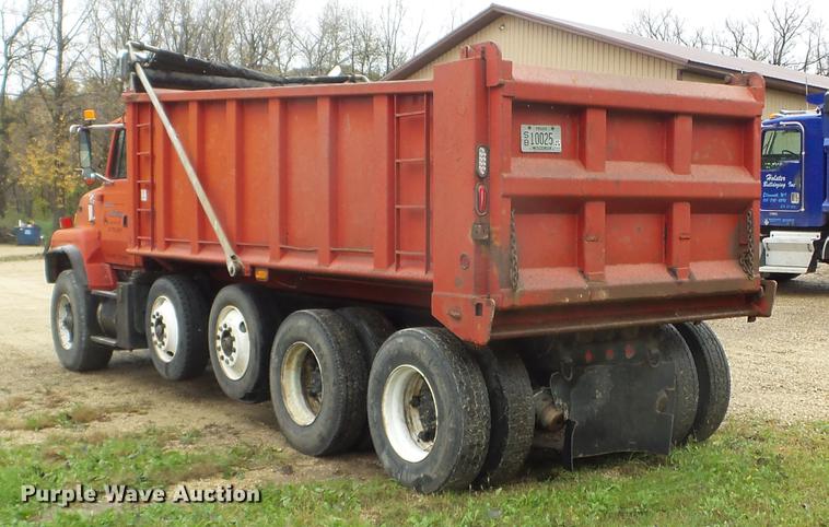 image for item DX9523 1992 Ford L9000 dump truck