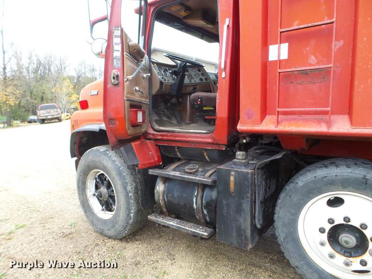 image for item DX9523 1992 Ford L9000 dump truck