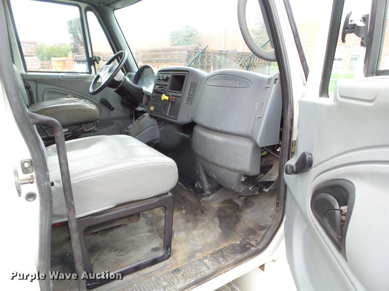 image for item DZ9455 2004 International 4300 dump truck