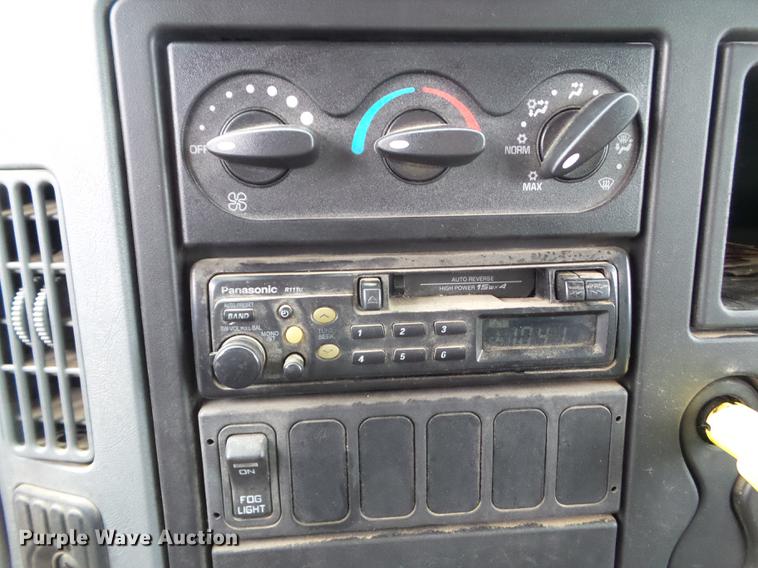 image for item DZ9455 2004 International 4300 dump truck