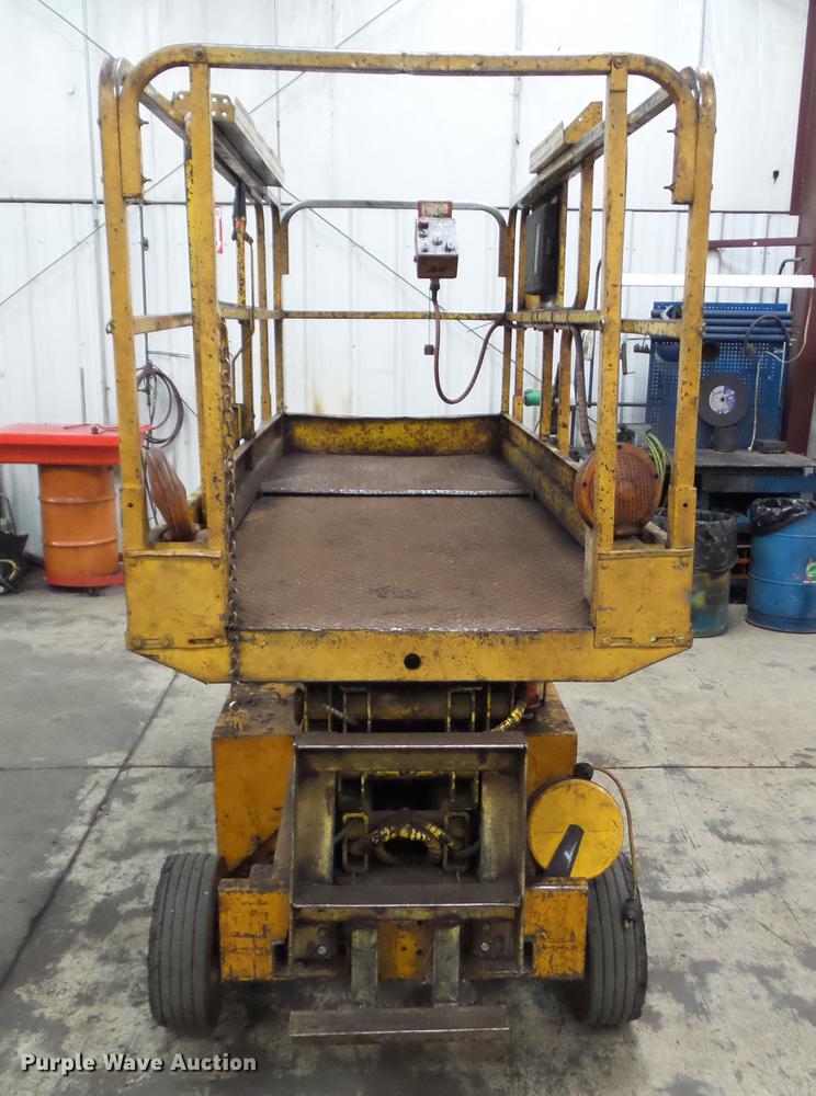 image for item DZ9456 1995 JLG CM2546 scissor lift
