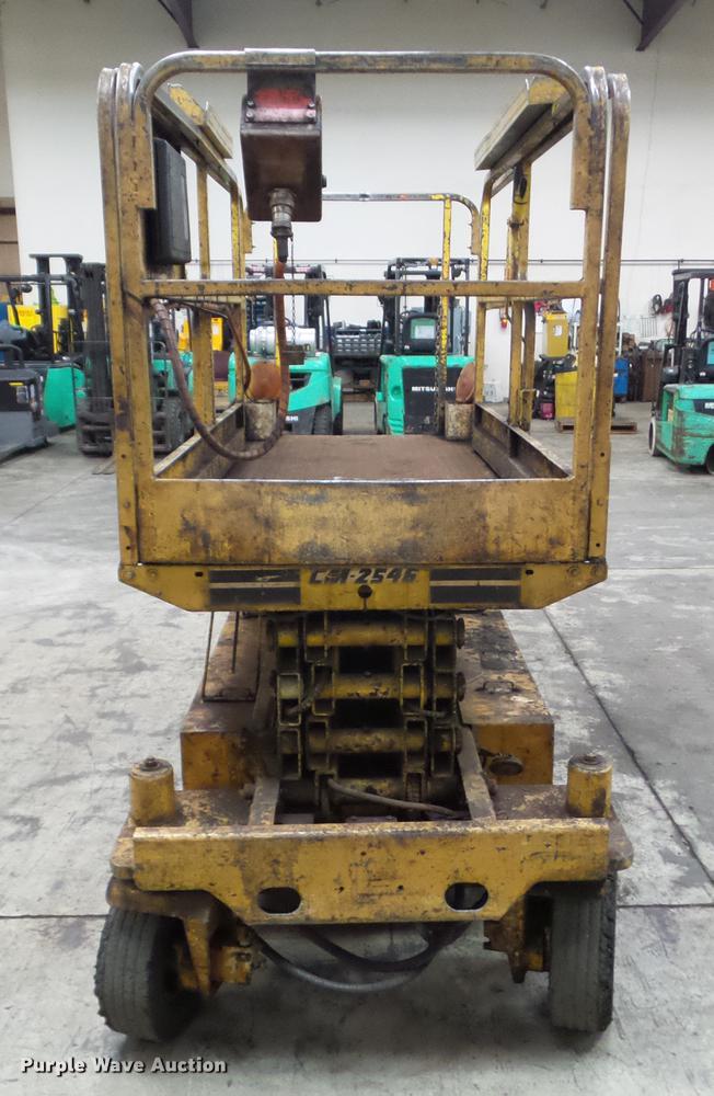 image for item DZ9456 1995 JLG CM2546 scissor lift
