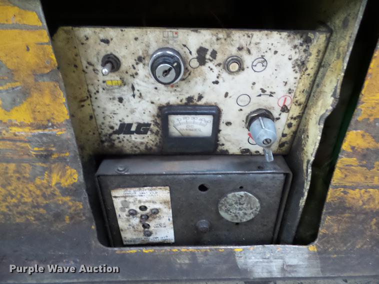 image for item DZ9456 1995 JLG CM2546 scissor lift