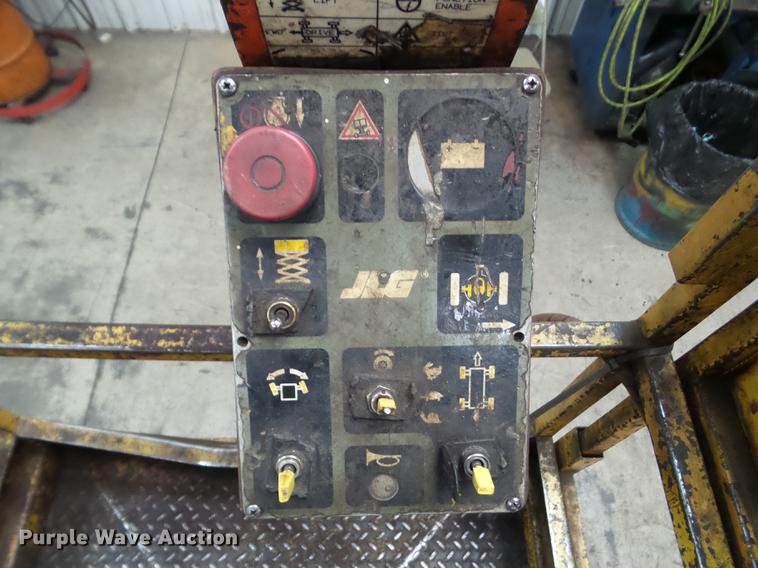 image for item DZ9456 1995 JLG CM2546 scissor lift