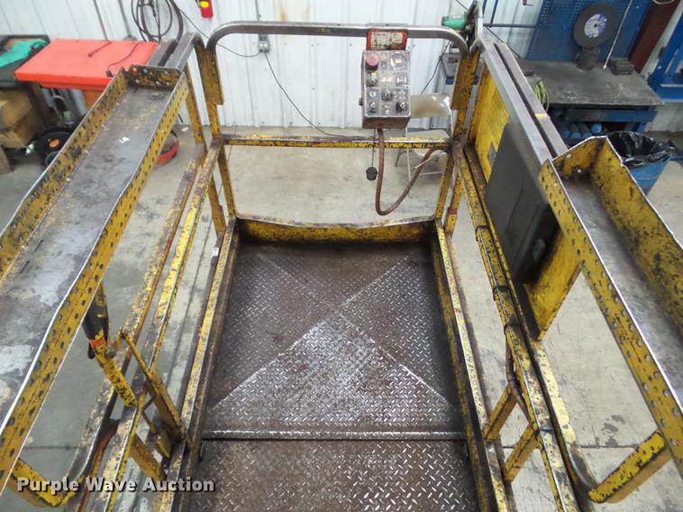 image for item DZ9456 1995 JLG CM2546 scissor lift