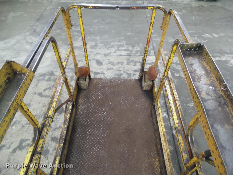 image for item DZ9456 1995 JLG CM2546 scissor lift