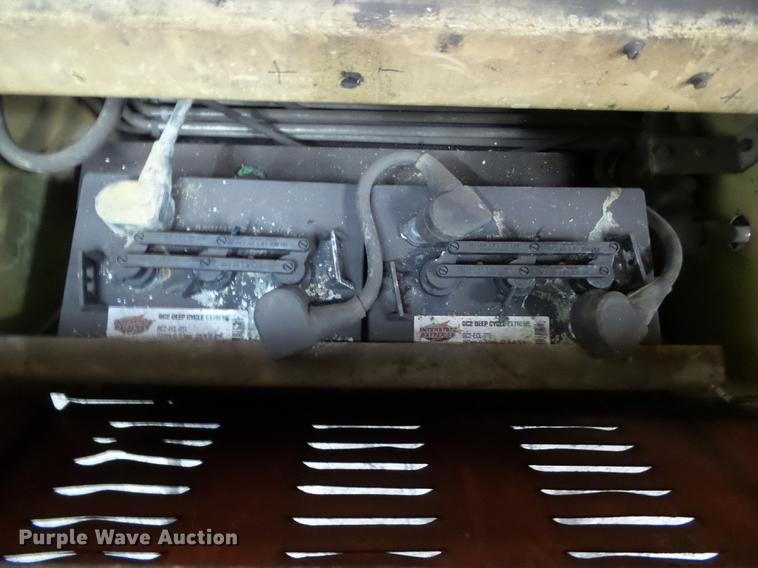 image for item DZ9456 1995 JLG CM2546 scissor lift