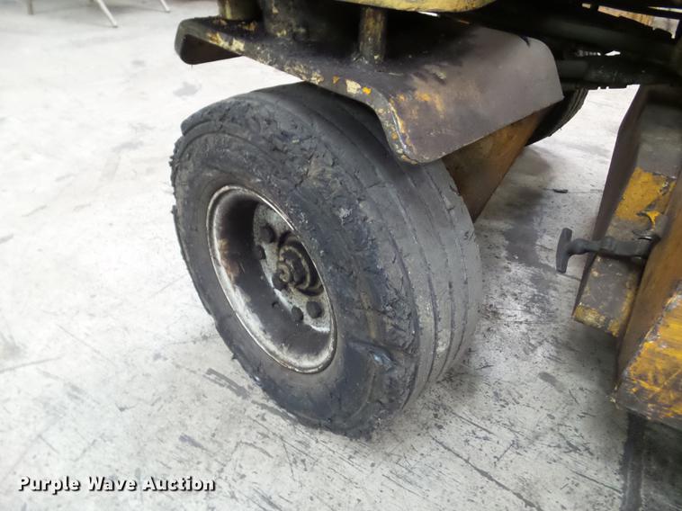 image for item DZ9456 1995 JLG CM2546 scissor lift