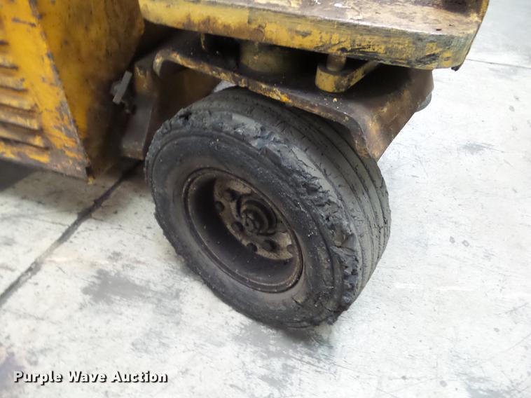 image for item DZ9456 1995 JLG CM2546 scissor lift