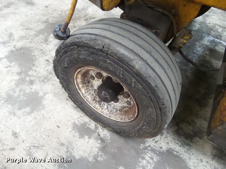 image for item DZ9456 1995 JLG CM2546 scissor lift