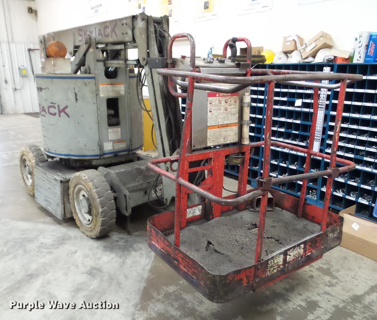 image for item DZ9457 1999 Sky Jack SKJ6 boom lift
