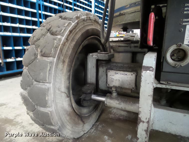 image for item DZ9457 1999 Sky Jack SKJ6 boom lift