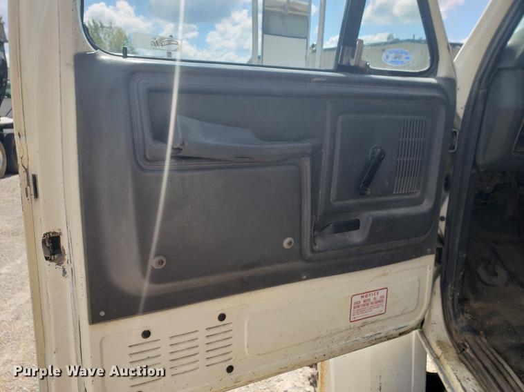 image for item EF9846 1993 Ford F700 crane truck