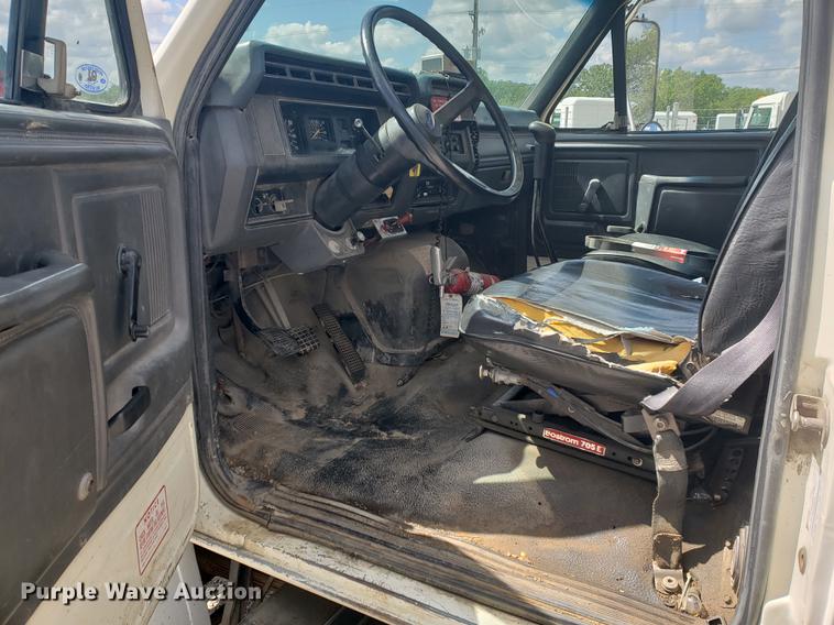 image for item EF9846 1993 Ford F700 crane truck