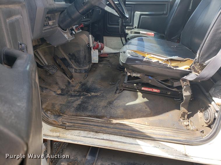 image for item EF9846 1993 Ford F700 crane truck