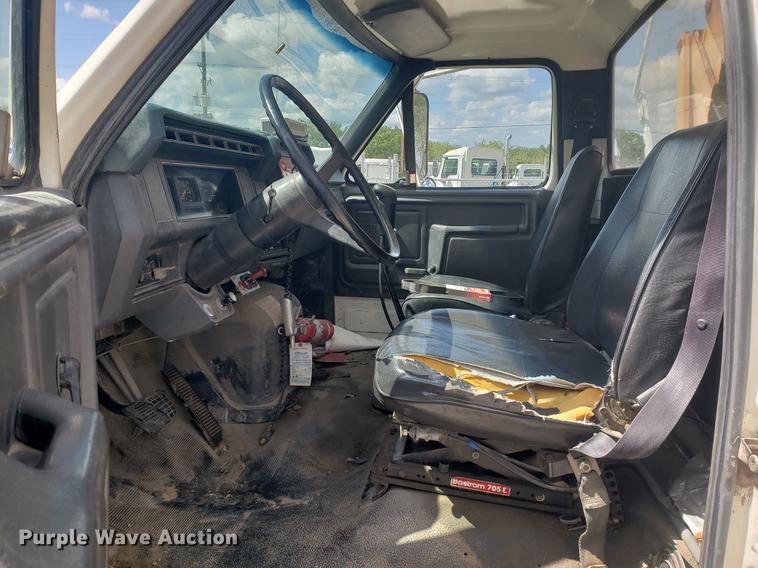 image for item EF9846 1993 Ford F700 crane truck