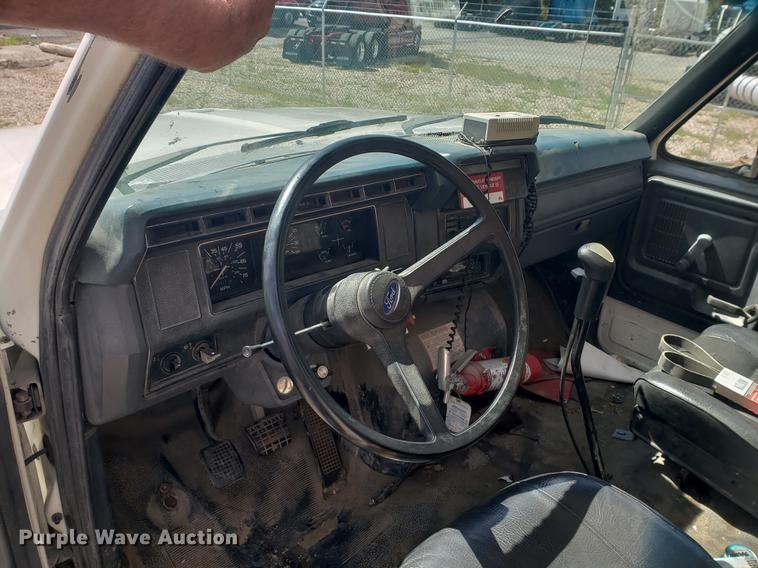 image for item EF9846 1993 Ford F700 crane truck