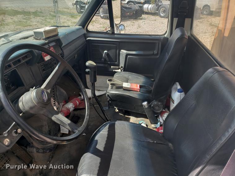 image for item EF9846 1993 Ford F700 crane truck