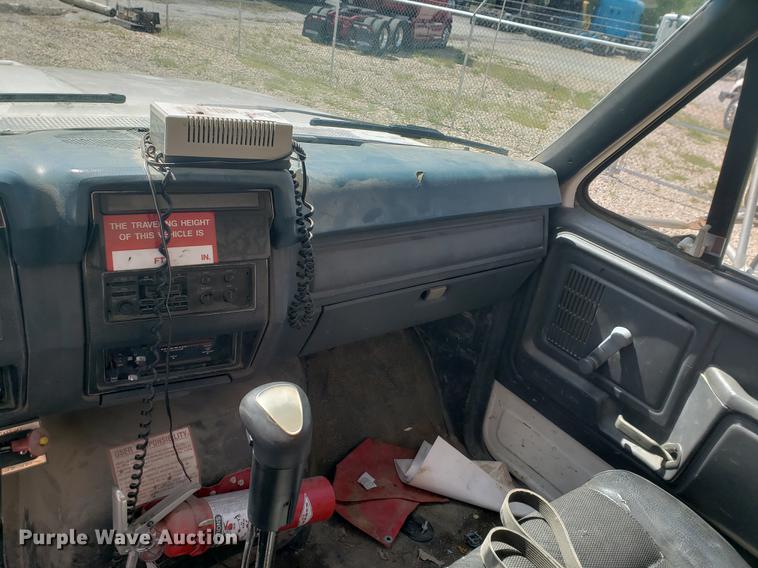 image for item EF9846 1993 Ford F700 crane truck