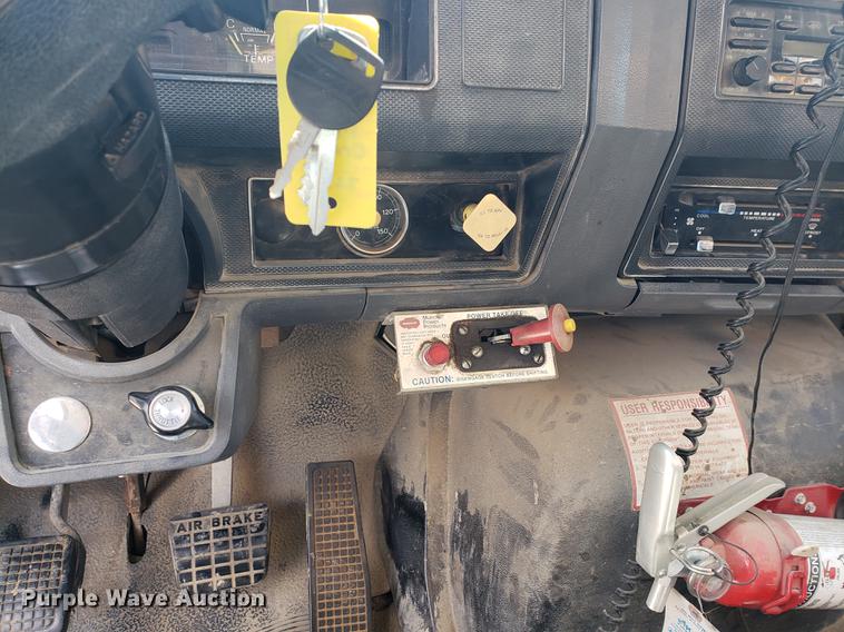 image for item EF9846 1993 Ford F700 crane truck