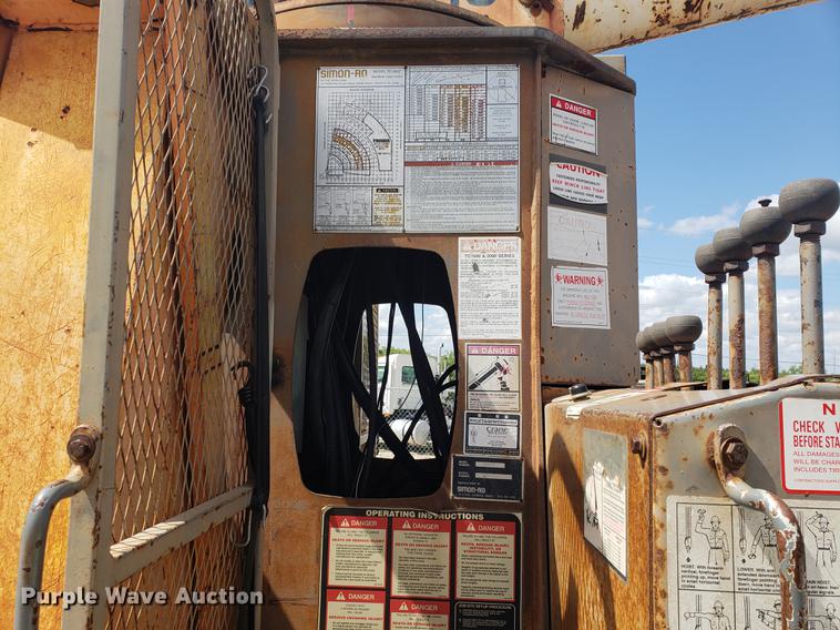 image for item EF9846 1993 Ford F700 crane truck