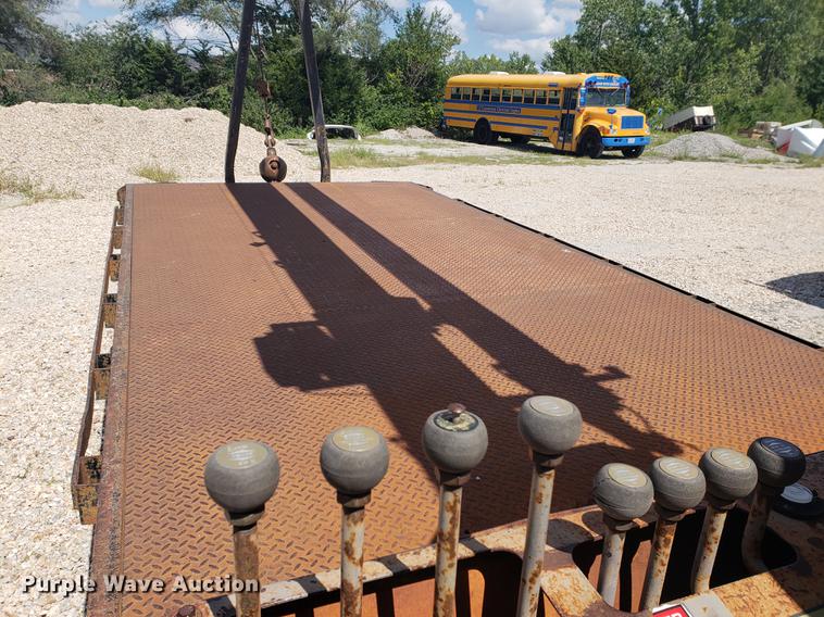 image for item EF9846 1993 Ford F700 crane truck