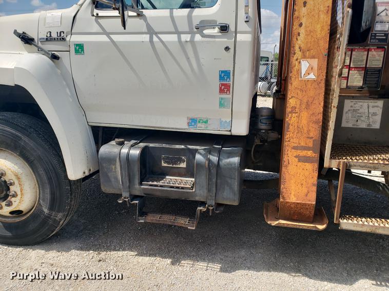 image for item EF9846 1993 Ford F700 crane truck