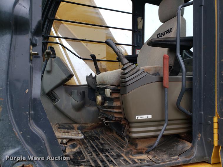 image for item EF9929 2005 John Deere 200C LC excavator