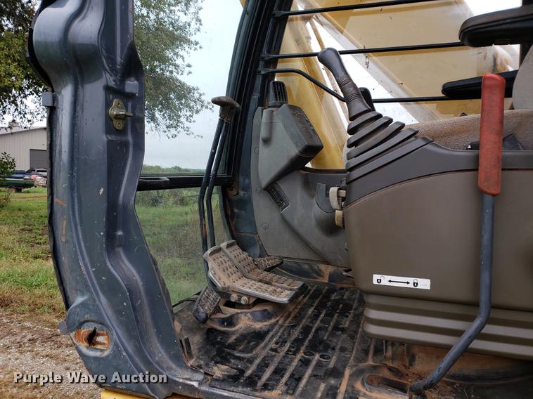 image for item EF9929 2005 John Deere 200C LC excavator