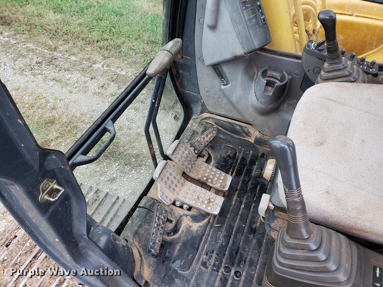 image for item EF9929 2005 John Deere 200C LC excavator