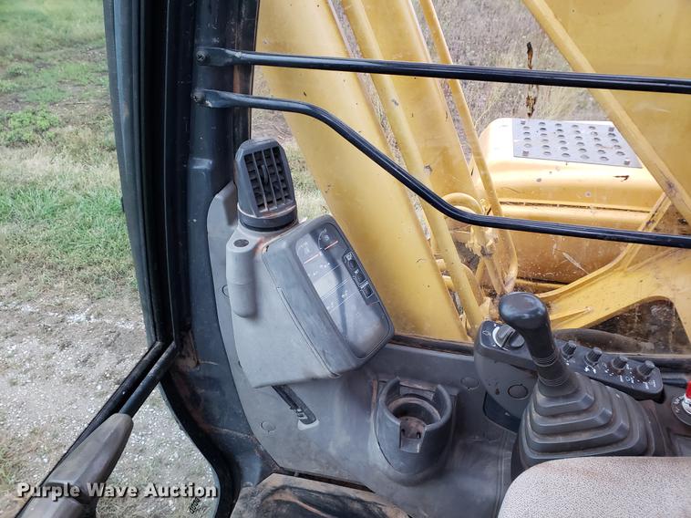 image for item EF9929 2005 John Deere 200C LC excavator