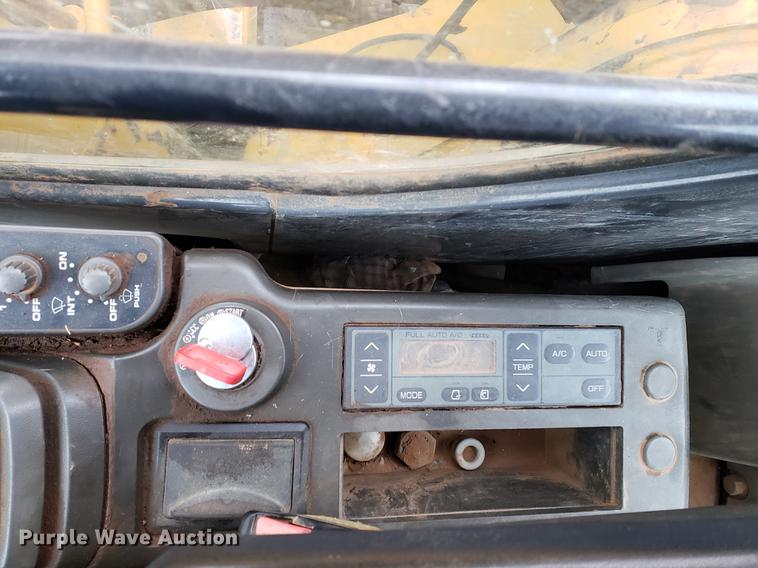 image for item EF9929 2005 John Deere 200C LC excavator