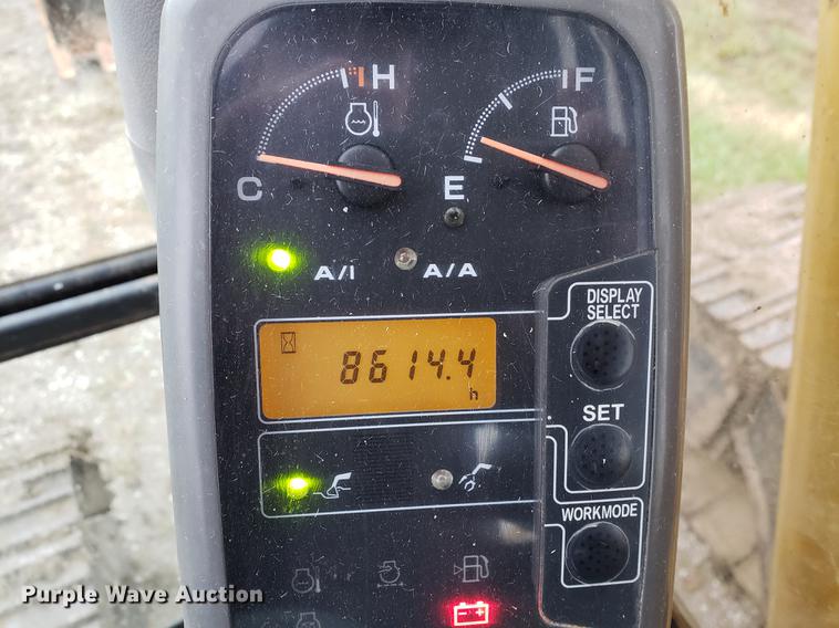 image for item EF9929 2005 John Deere 200C LC excavator