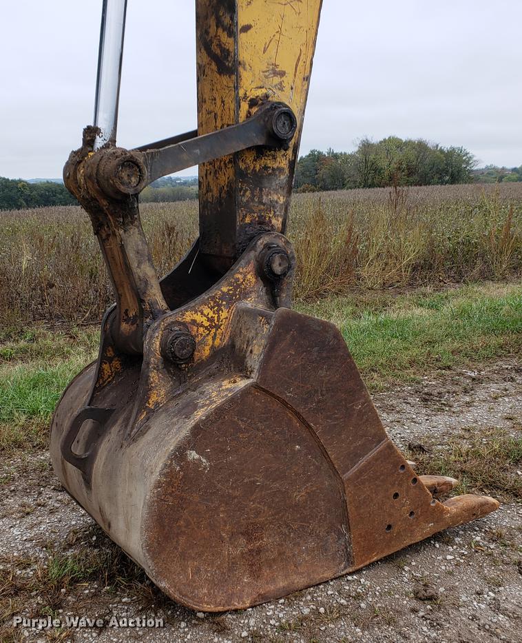 image for item EF9929 2005 John Deere 200C LC excavator