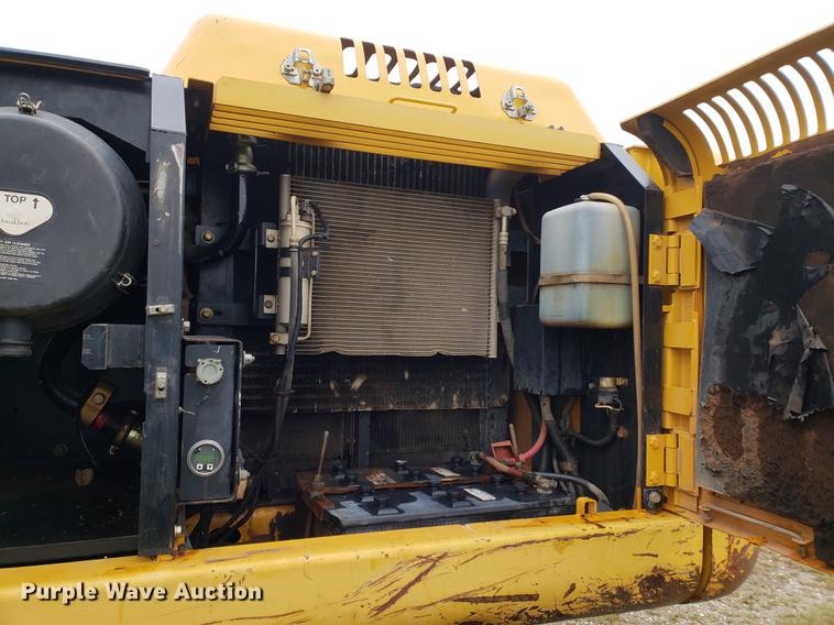 image for item EF9929 2005 John Deere 200C LC excavator