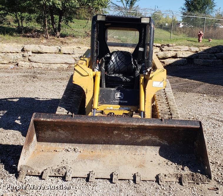 image for item EF9967 2007 John Deere 322 skid steer