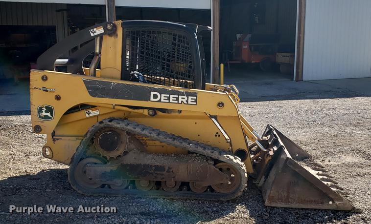 image for item EF9967 2007 John Deere 322 skid steer