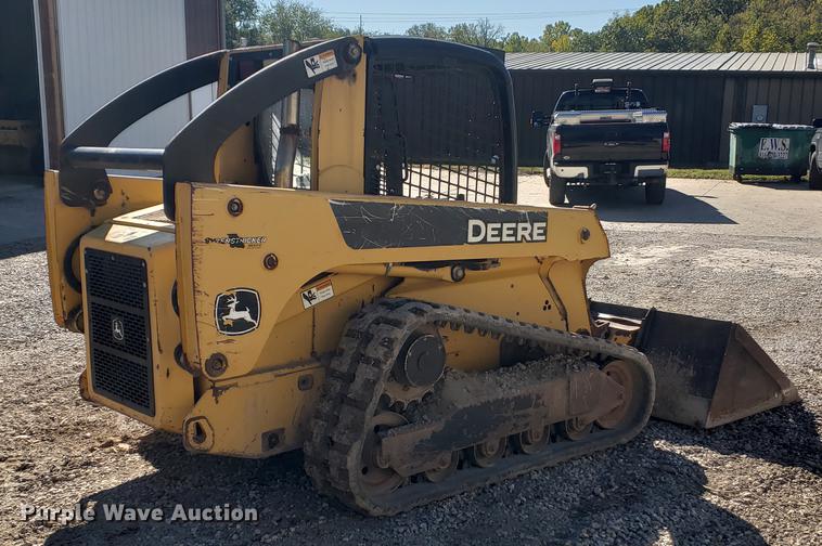 image for item EF9967 2007 John Deere 322 skid steer