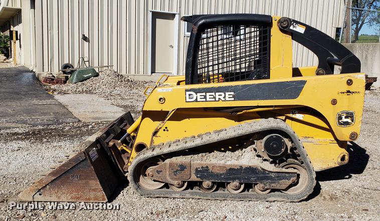 image for item EF9967 2007 John Deere 322 skid steer