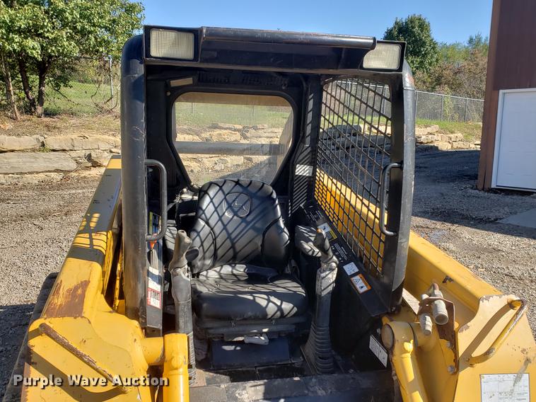 image for item EF9967 2007 John Deere 322 skid steer