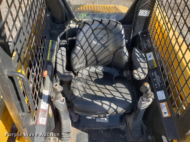 image for item EF9967 2007 John Deere 322 skid steer