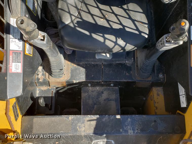 image for item EF9967 2007 John Deere 322 skid steer