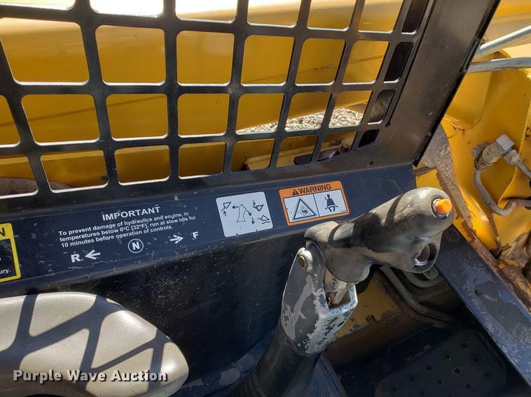 image for item EF9967 2007 John Deere 322 skid steer
