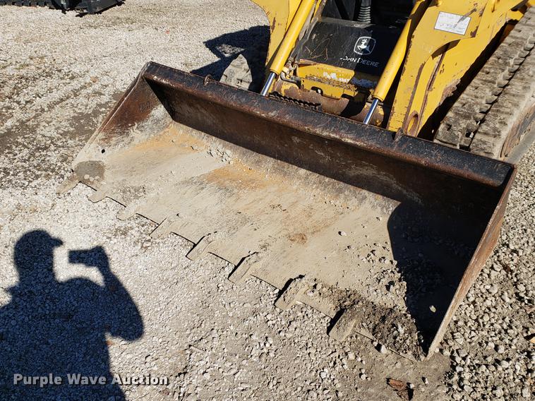 image for item EF9967 2007 John Deere 322 skid steer