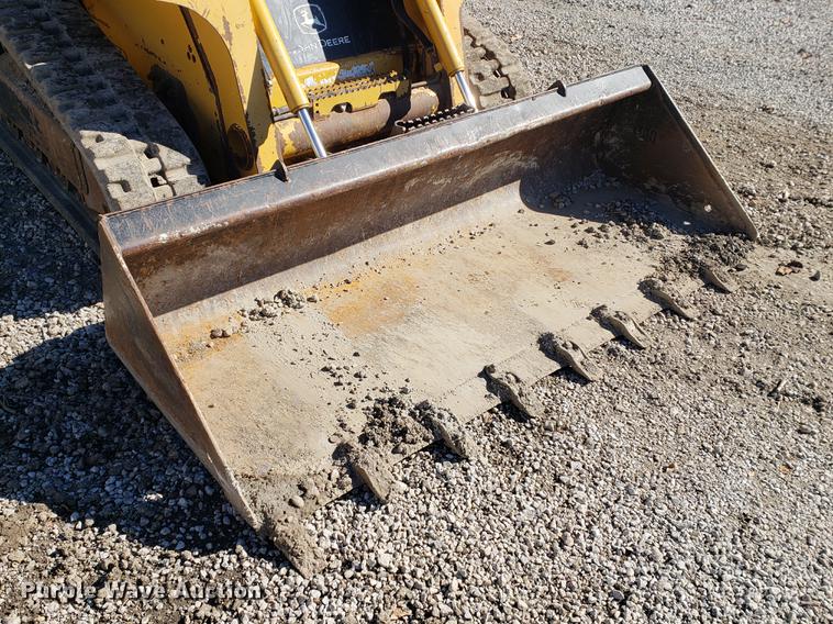 image for item EF9967 2007 John Deere 322 skid steer