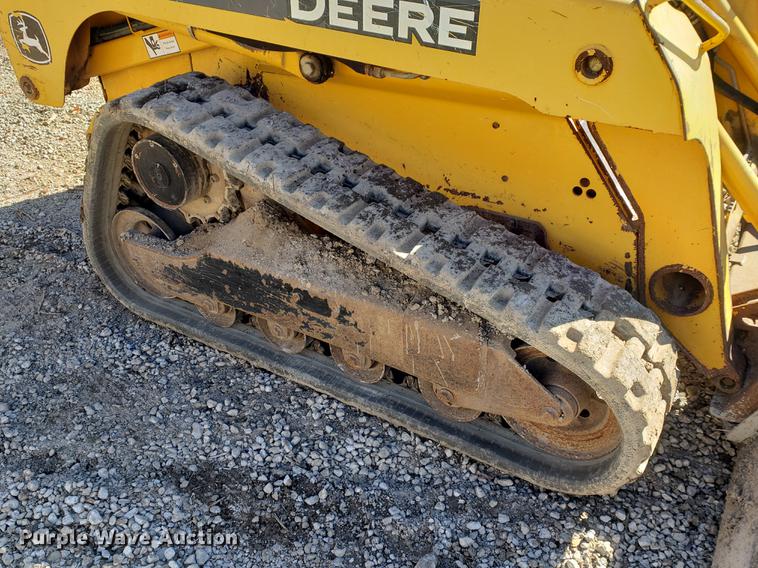 image for item EF9967 2007 John Deere 322 skid steer
